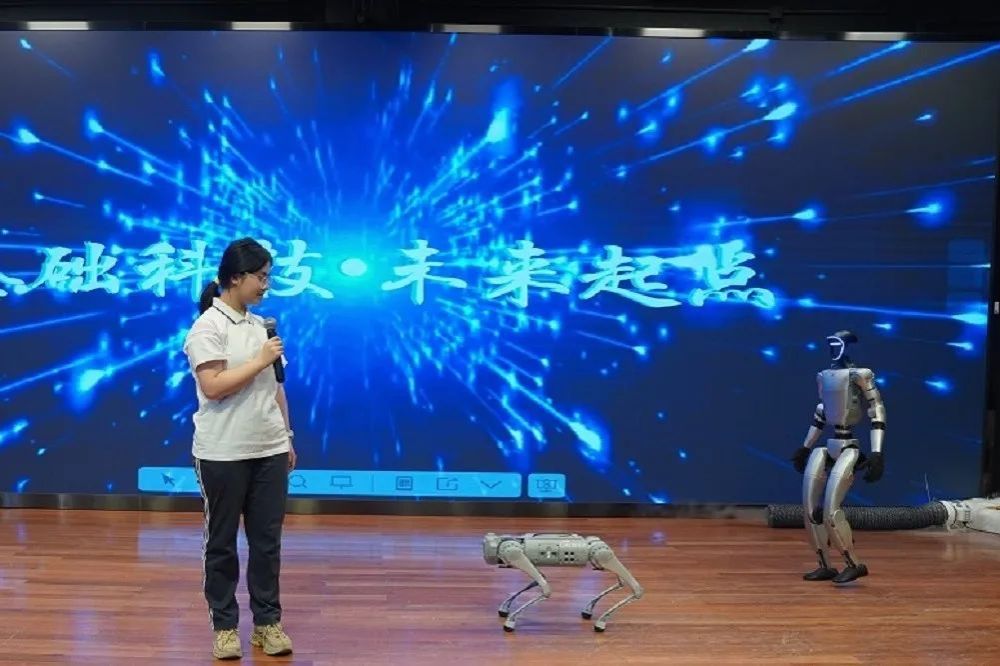 尊龙凯时盘算机学院助力上海市第一中学科技节，，，，共筑科创“梦工厂”-尊龙凯时