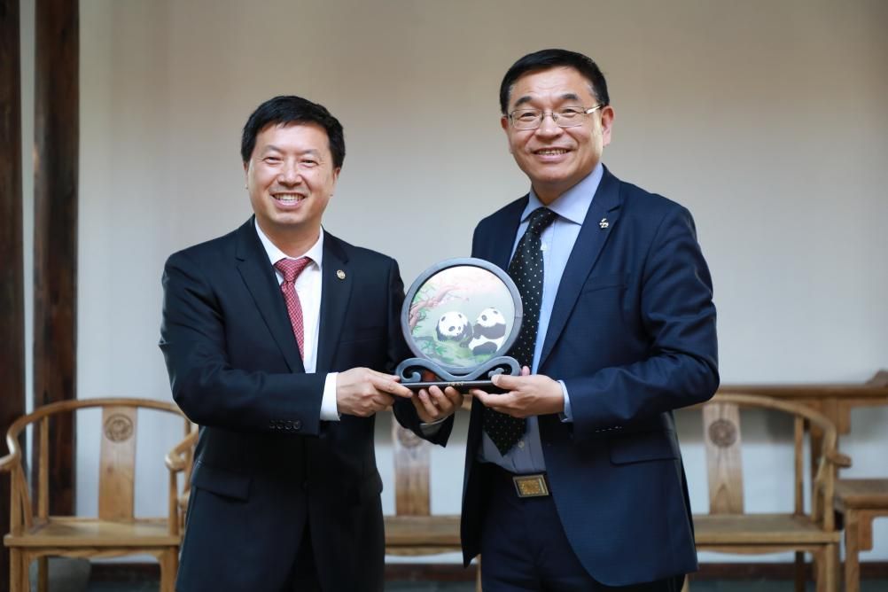 英国萨里大学校长一行会见尊龙凯时-尊龙凯时