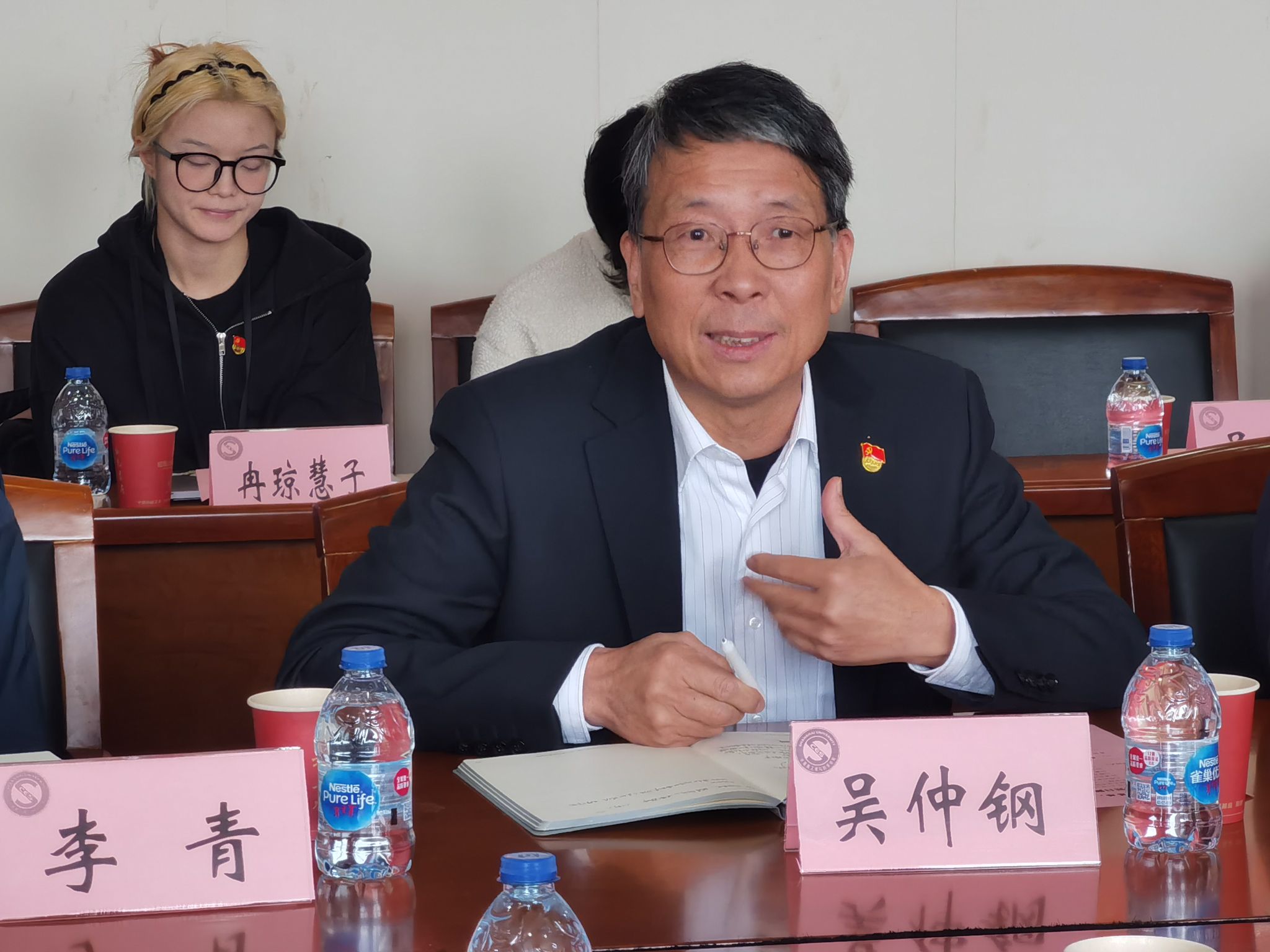 党旗照耀智慧路，，，携手银龄启新航——盘算机学院党委与离退休党委举行联合主题党日暨党建共建签约运动-尊龙凯时