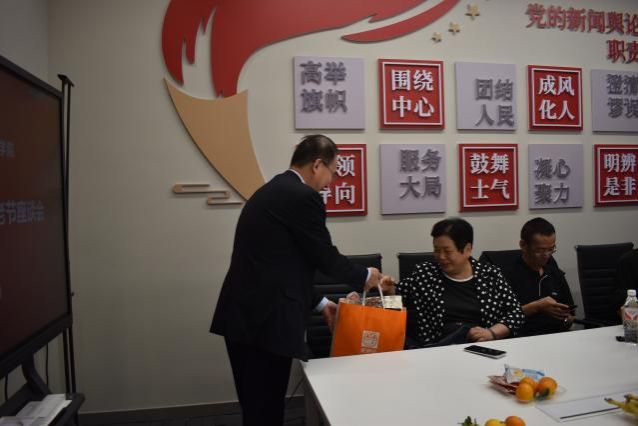 金秋敬老 桑榆情深 | 新闻撒播学院开展离退休西席2024年敬老节座谈会-尊龙凯时
